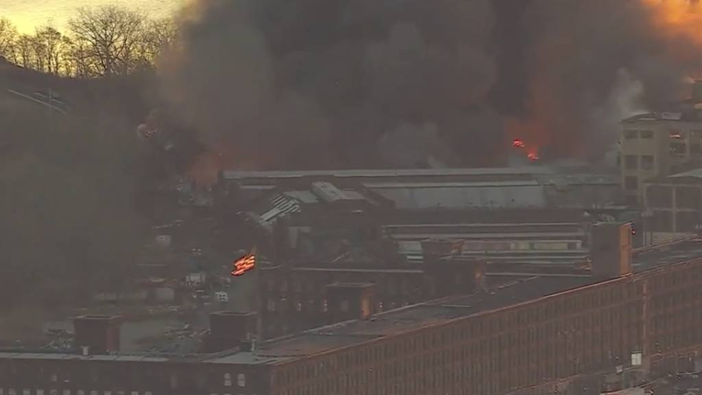 Der Rauch eines Brandes in Elizabeth, steigt in den Himmel. Foto: Uncredited/WABC/AP/dpa