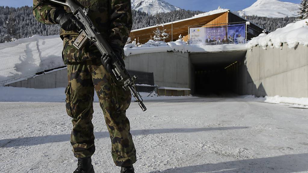 Ein Armeesoldat patrouilliert am WEF vor dem Davoser Kongresszentrum.