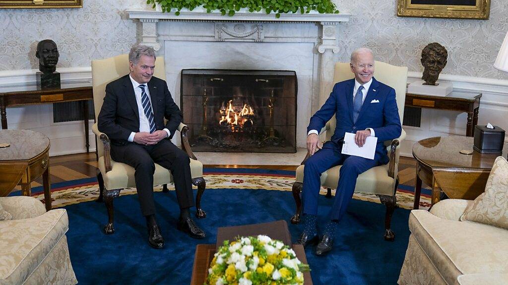 Joe Biden (r), Präsident der USA, trifft sich mit dem finnischen Präsidenten Sauli Niinisto im Oval Office des Weissen Hauses.
