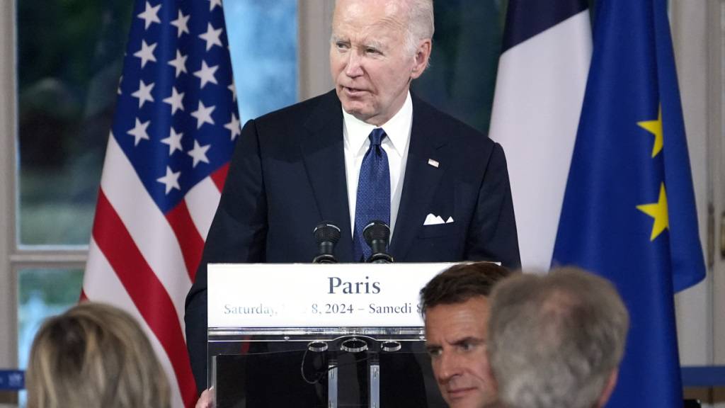 Der US-Präsident Joe Biden (m) spricht während eines Staatsdinners im Elysee-Palast. Foto: Evan Vucci/AP/dpa
