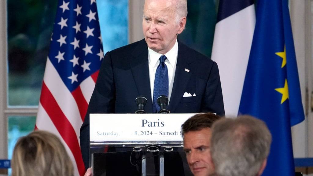 Der US-Präsident Joe Biden (m) spricht während eines Staatsdinners im Elysee-Palast. Foto: Evan Vucci/AP/dpa