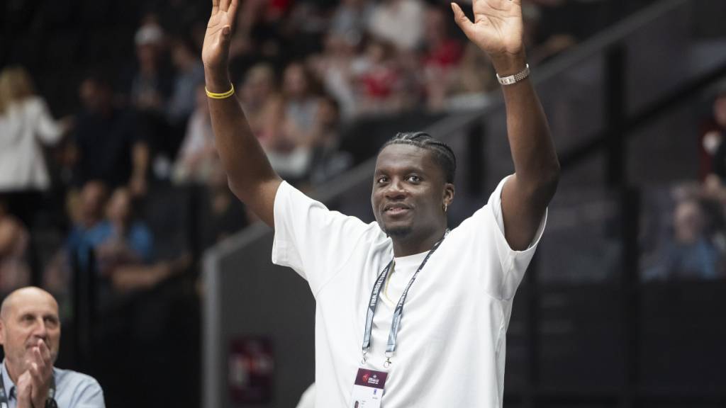 Clint Capela, hier bei einem Besuch vergangenen Sommer in Lausanne, ist mit den Houston Rockets auf Kurs