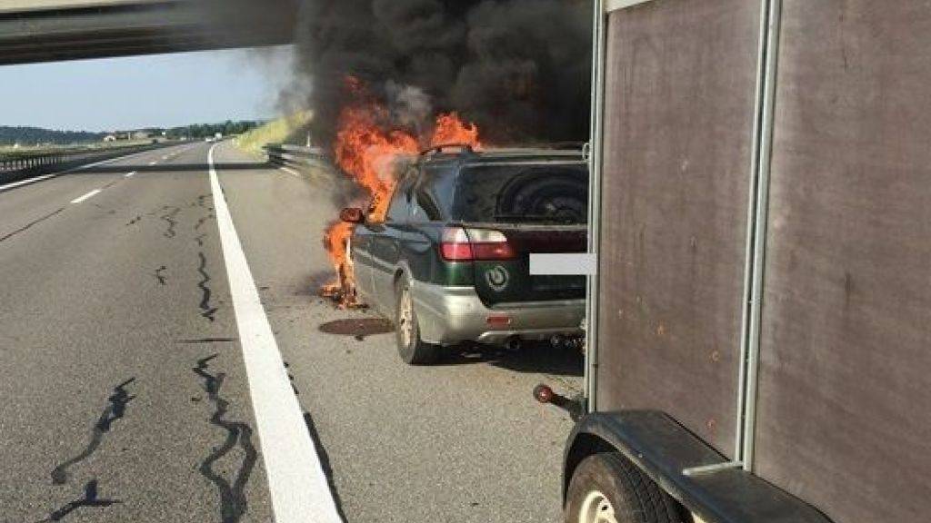 Die Autoinsassen und der im Anhänger mitgeführte Stier sind mit einem Schrecken davon gekommen. Der Fahrzeugbrand war gemäss Polizei auf ein technisches Problem zurückzuführen.