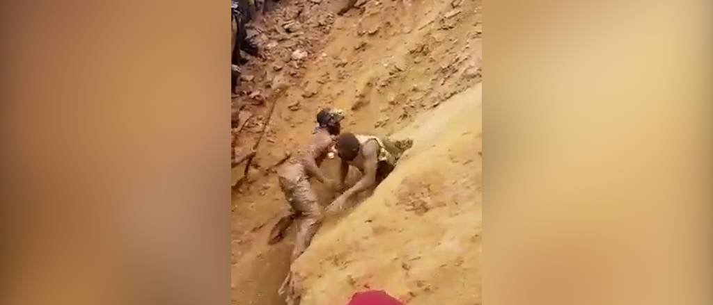 Helfer retten Bergleute mit blossen Händen aus eingestürzter Mine