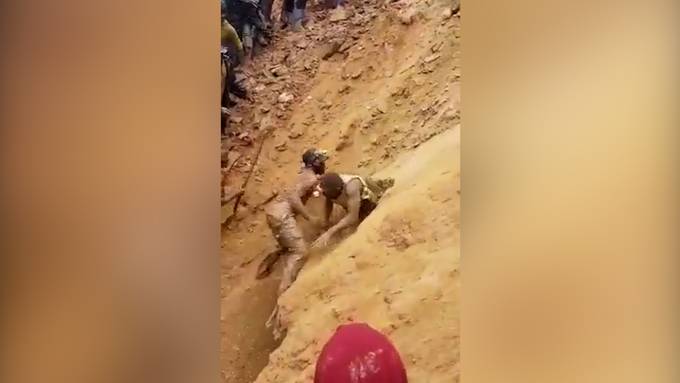 Helfer retten Bergleute mit blossen Händen aus eingestürzter Mine