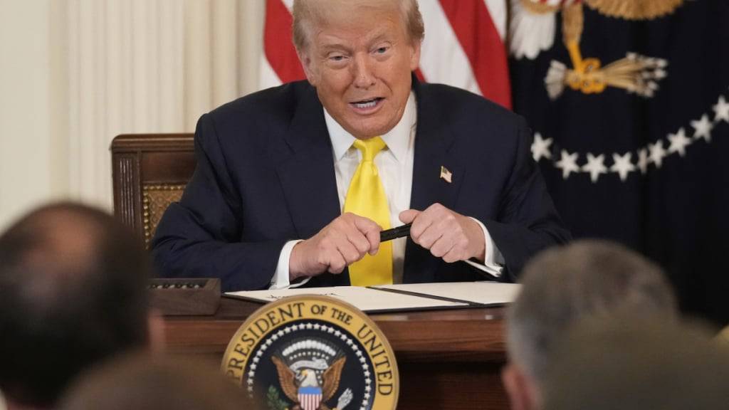 Rund 12,5 Billionen Dollar stecken in der als 401(k) bekannten privaten Altersvorsorge in den USA. Donald Trump könnte dafür sorgen, dass ein Teil davon in Immobilien und Digitalwährungen fliesst.
(Archivbild)