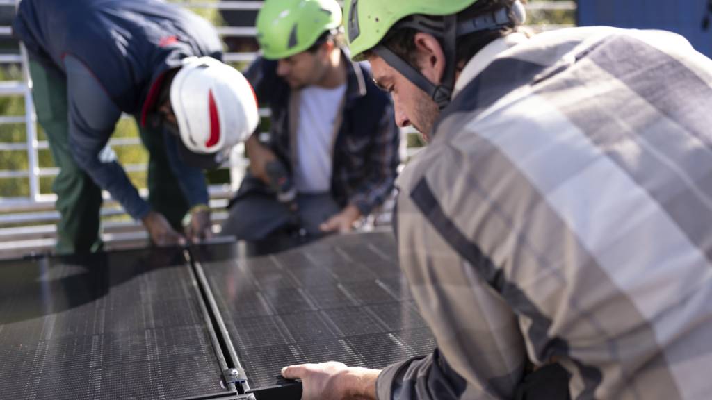 Wird ein Dach saniert, müssen Solarpanels installiert werden. (Archivaufnahme)