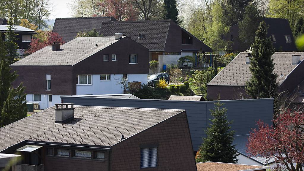 In der Schweiz sind die Preise für Einfamilienhäuser im zweiten Quartal leicht angestiegen. Dagegen stagnierten die Preise für Eigentumswohnungen.(Symbolbild)