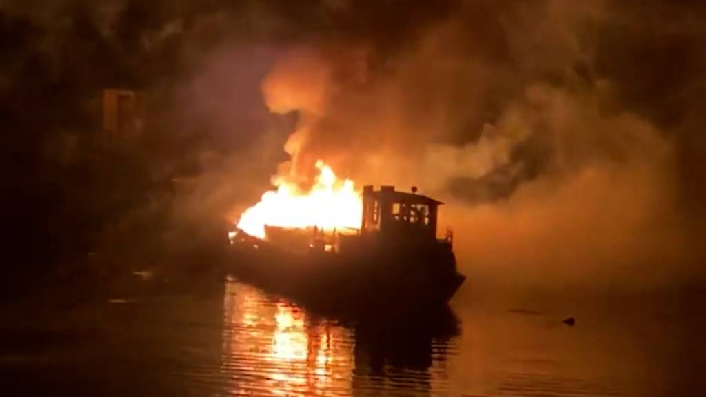 Zwei Schiffe brennen bei Feuerwerksunglück auf dem Sarnersee aus