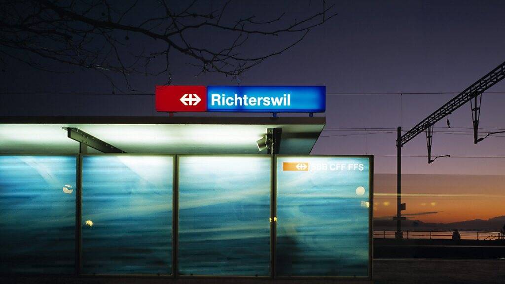 Beim Bahnhof Richterswil griffen sich am Donnerstag zwei Gruppen von jungen Asylsuchenden an. Ein 18-jähriger Afghane musste mit Stichwunden ins Spital gebracht werden. (Archivbild)