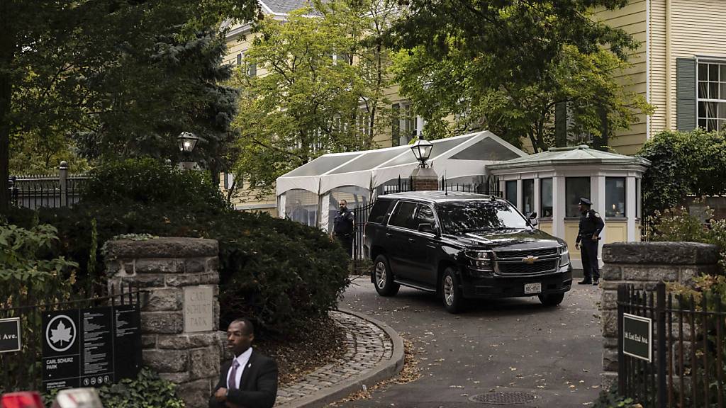 dpatopbilder - Ein Fahrzeug verlässt Gracie Mansion, den offiziellen Wohnsitz von New Yorks Bürgermeister Adams. Foto: Yuki Iwamura/AP/dpa