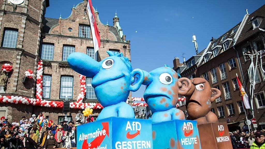 Karneval politisch: Am nachgeholten Düsseldorfer Rosenmontagszug kriegt auch die rechtspopulistische Partei Alternative für Deutschland (AfD) ihr Fett weg.