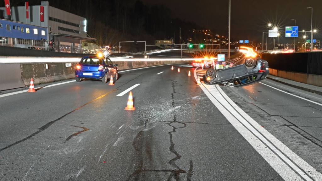 Trotz Ausweichmanöver kam es auf der Autobahn A2 bei der Ausfahrt Luzern-Horw zu einer Kollision zweier Autos. Drei Personen wurden verletzt.