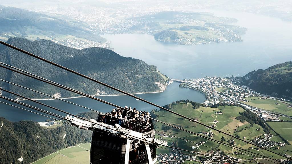 Die Tourismusbranche - hier die Stanserhornbahn - beurteilt ihre Wirtschaftsaussichten besser als etwa Dienstleistungsbranchen. (Archivbild)