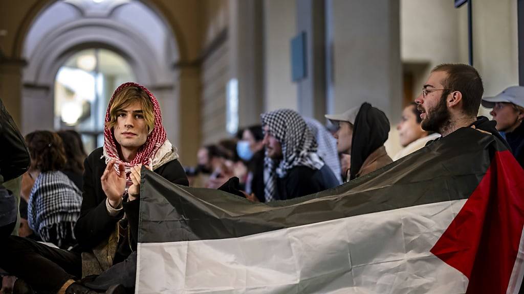 Pro-palästinensische Studierende haben kurz vor Mittag zu einem Sit-in  in der Eingangshalle der ETH Zürich aufgerufen.