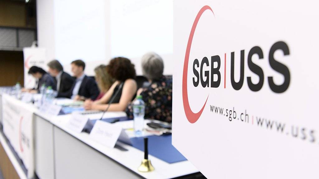 Der Schweizerische Gewerkschaftsbund (SGB) verlangt für die Beschäftigten in der Schweiz im kommenden Jahr bis zu 2,5 Prozent mehr Lohn. (Archivbild)