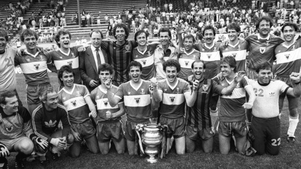Der Cupsieg 1985 im Wankdorf - ein grosser Tag in der Geschichte des FC Aarau. Stehend in der Mitte Trainer Ottmar Hitzfeld