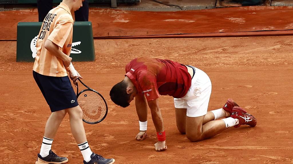 Novak Djokovic war bei seinem Fünf-Satz-Sieg gegen den Argentinier Francisco Cerundolo im zweiten Satz auf dem Sand weggerutscht und hatte sich am Knie verletzt