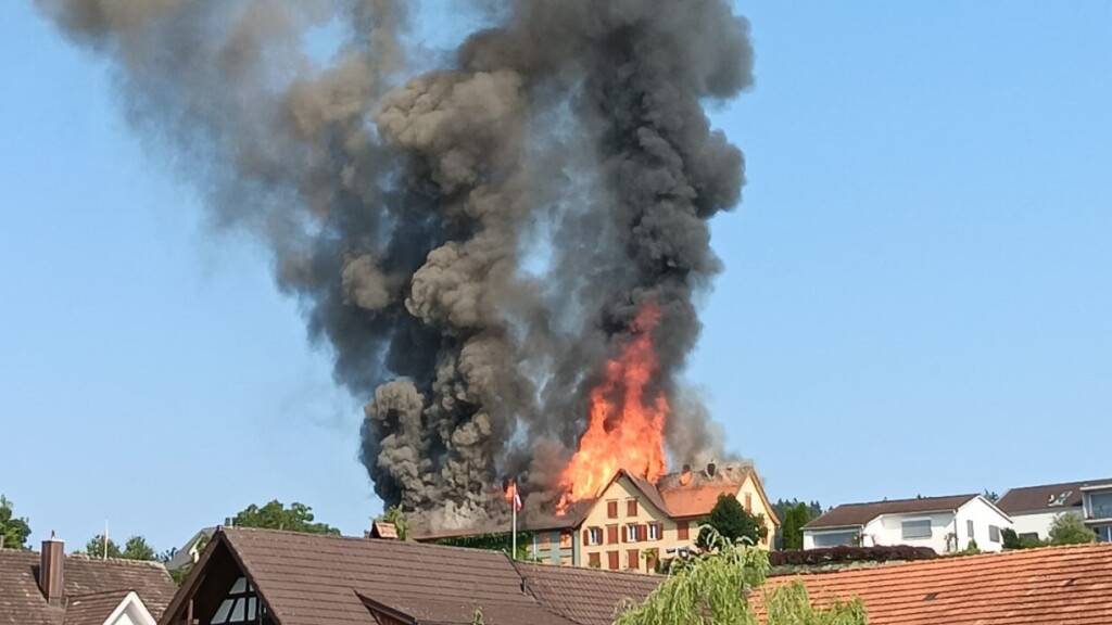 In Zuzwil SG brennt ein Wohnhaus mit Scheune