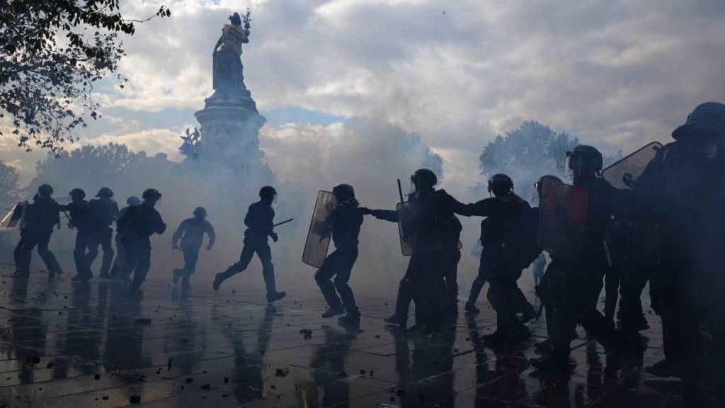 Bei einer Demonstration gegen steigende Lebenshaltungskosten, bei der sich die Demonstranten den Forderungen der Studenten anschlossen, kam es in Paris zu Zusammenstößen zwischen der Polizei und Demonstranten. Foto: Thibault Camus/AP/dpa