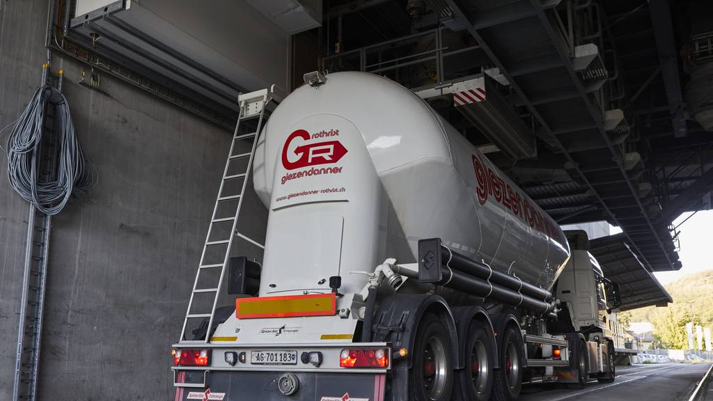 Lastwagen Giezendanner AG bei Jura-Cement Wildegg