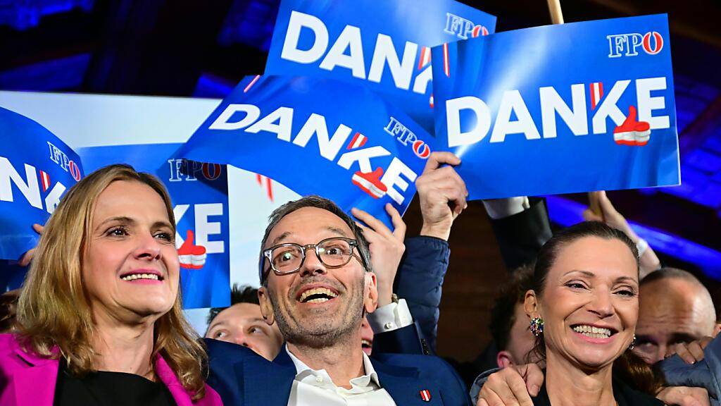 Dagmar Belakowitsch (l-r), Parteichef Herbert Kickl und Susanne Fürst feiern auf der FPÖ-Wahlparty. Foto: Roland Schlager/APA/dpa