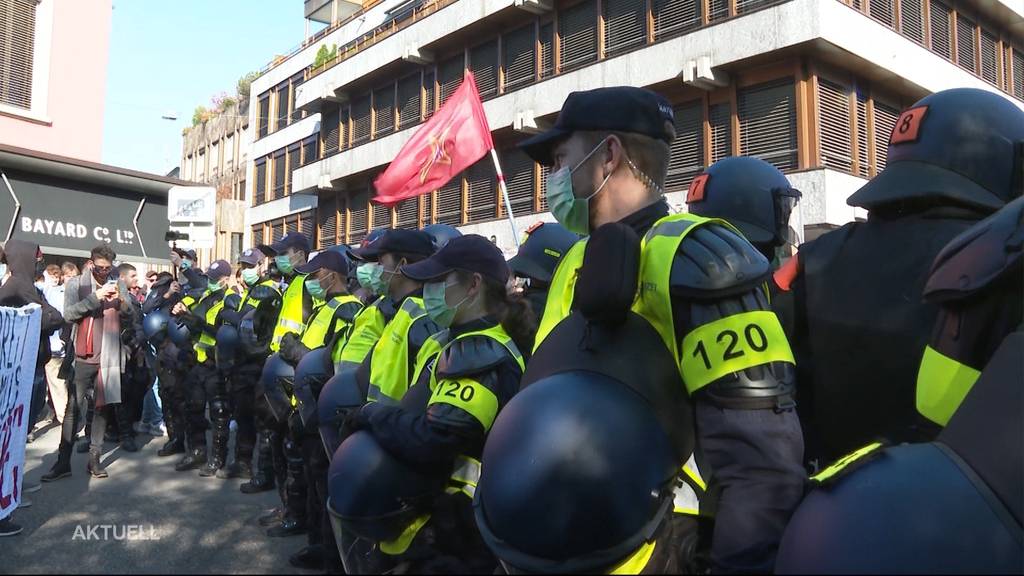 Massnahmen-Kritiker Demo in Baden löst Gegendemo aus