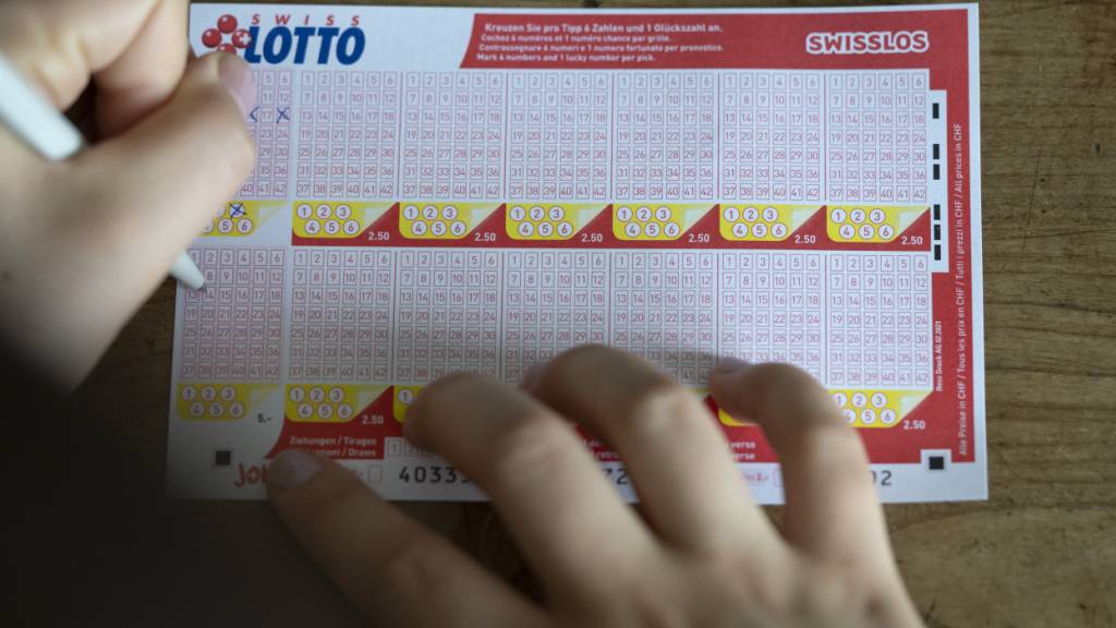 Just zu Jahresende kann sich eine Schweizerin oder ein Schweizer über den Gewinn von fast sechs Millionen Franken freuen. (Archivbild)