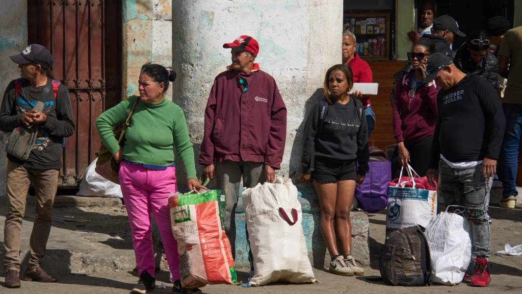 Menschen in Havanna warten auf ein Transportmittel. Foto: Ramon Espinosa/AP/dpa