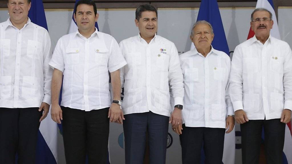 Präsidenten in Halbweiss: Die Staatschefs von Honduras, El Salvador, der Dominikanischen Republik, Panama und Guatemala (von links) posieren beim Gipfeltreffen.