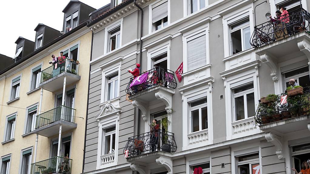 Statt auf der Strasse demonstrieren die Zürcherinnen und Zürcher an diesem 1. Mai auf ihrem Balkon. Mit Pfannendeckeln sorgten sie für Lärm und forderten so höhere Löhne für das Pflege- und Verkaufpersonal.