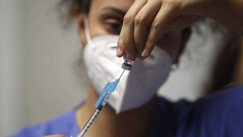 Eine Krankenschwester bereitet eine Impfung von Pfizer-BioNtech gegen Covid-19 vor. Foto: Isaac Buj/EUROPA PRESS/dpa