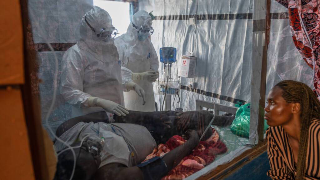 ARCHIV - Gesundheitspersonal versorgt einen Ebola-Patienten im Kongo. Foto: Moses Sawasawa/AP/dpa/Archivbild