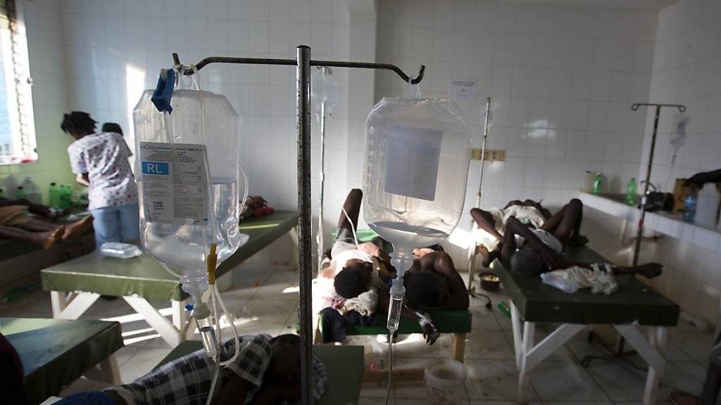 Behandlung von Cholera-Opfern in einer Krankenstation in Haiti nach dem Durchzug des Hurrikans «Matthew» im Oktober: Beim Erdbeben 2010 haben mit grosser Wahrscheinlichkeit UNO-Blauhelmsoldaten die Krankheit eingeschleppt. (Archivbild)