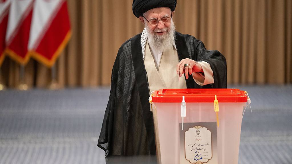 Irans Religionsführer Ajatollah Ali Chamenei hat die Präsidentschaftswahl im Iran eröffnet. Foto: Arne Bänsch/dpa