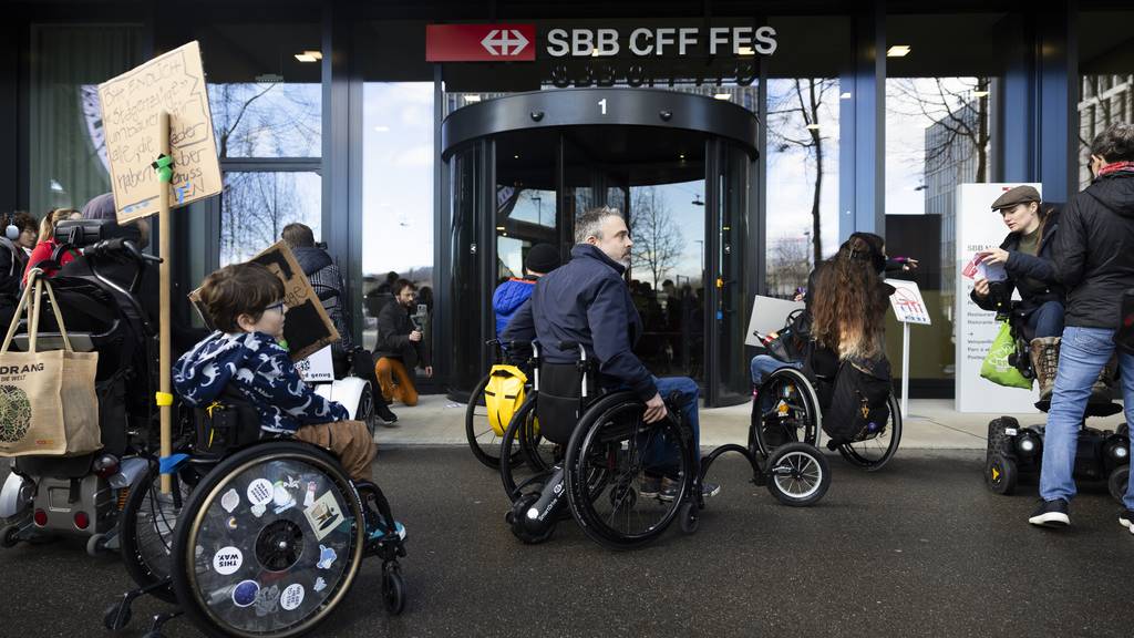 Menschen mit Behinderung können noch immer nicht an allen Bahnhöfen in der Schweiz autonom reisen.