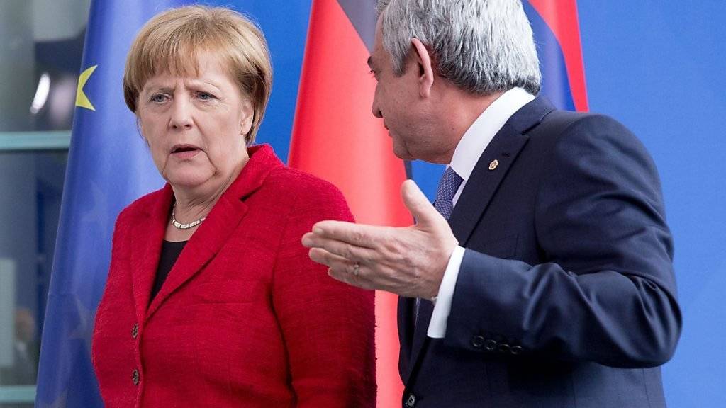 Kein Lächeln in Berlin - die Zeiten sind schwierig. Bundeskanzlerin Merkel mit dem armenischen Präsidenten Sargsjan am Mittwoch im Kanzleramt.