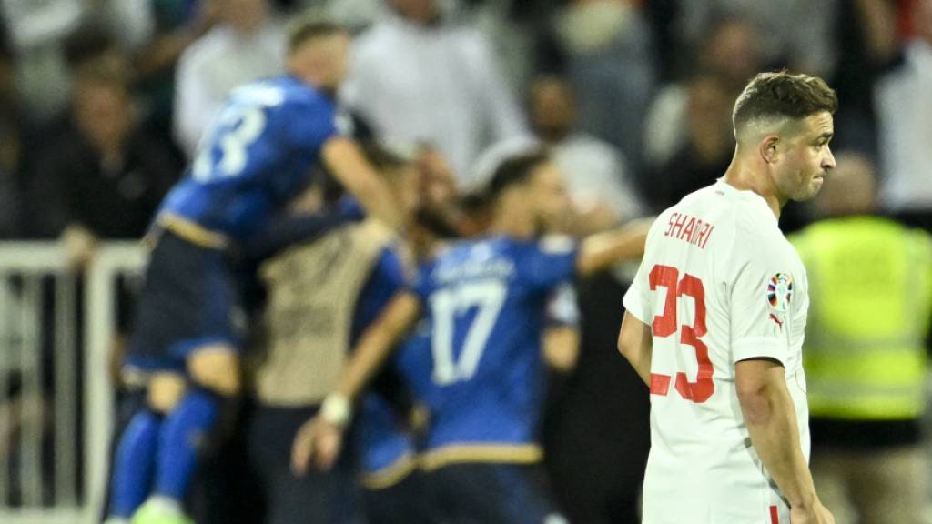 Die Spieler des Kosovo jubeln über einen späten Punktgewinn - Xherdan Shaqiri ist bedient