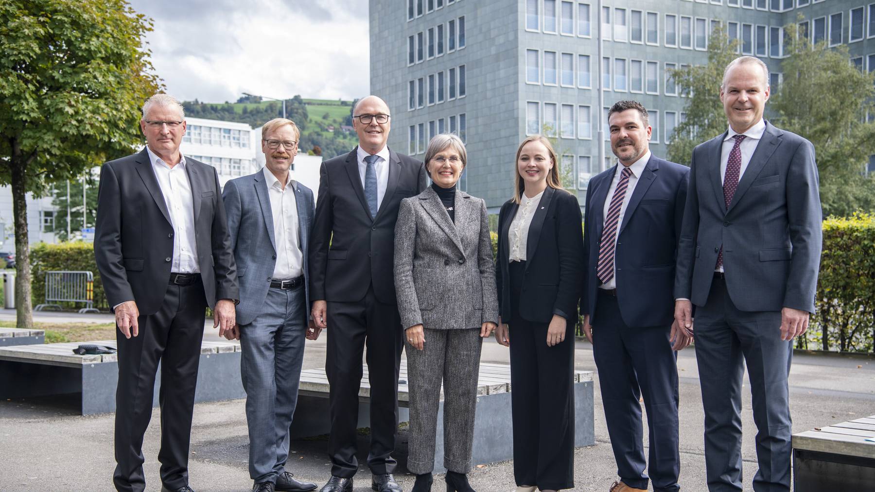 Die neue Zuger Regierung. Von links: Heinz Taennler (SVP), Andreas Hofstettler (FDP), Martin Pfister (Die Mitte), Silvia Thalmann (Die Mitte), Laura Dittli (Die Mitte), Florian Weber (FDP) und Stephan Schleiss (SVP)