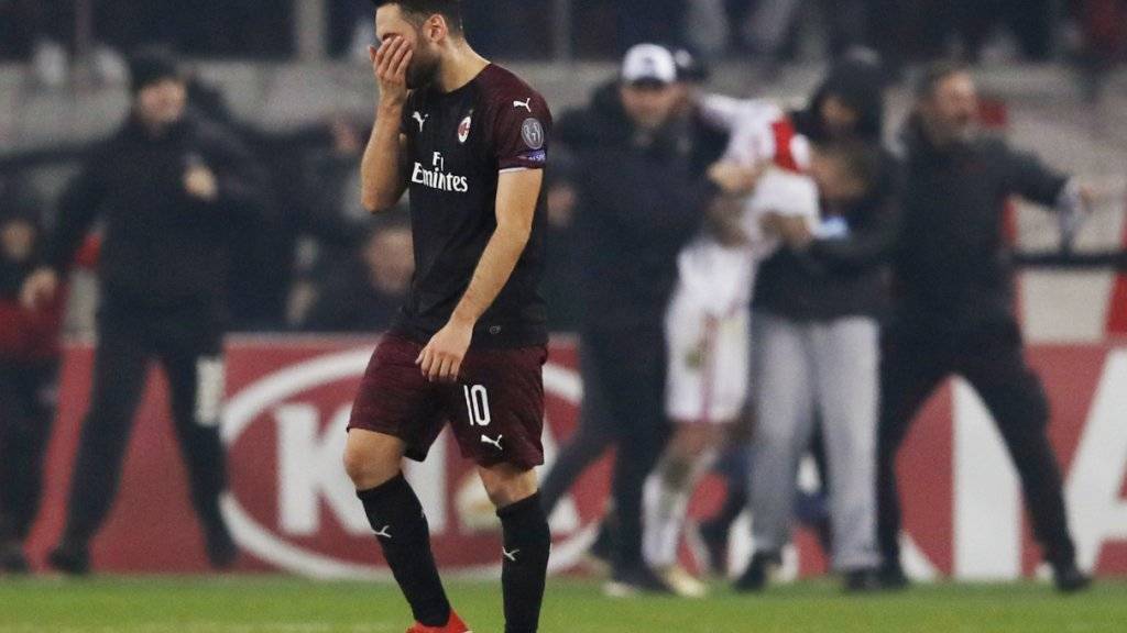 Ein Abend zum Vergessen: Durch das 1:3 bei Olympiakos Piräus verpasste Hakan Calhanoglu (Bild) mit Milan den Einzug in die K.o.-Phase der Europa League