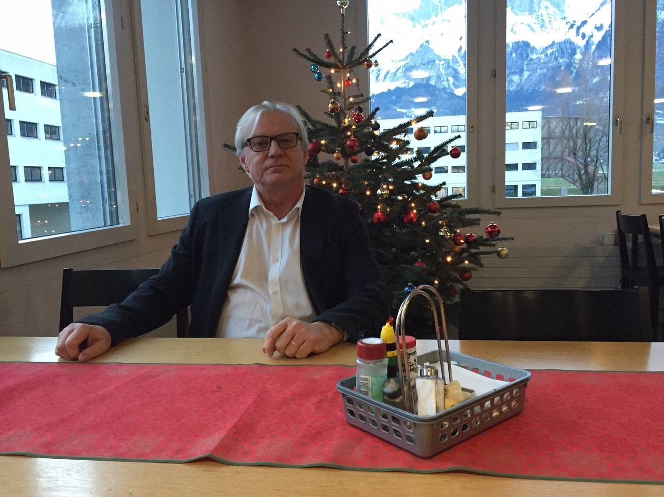 Direktor Martin Vinzens vor dem Baum und hinter der Menage (Bild: FM1Today/Dario Cantieni)