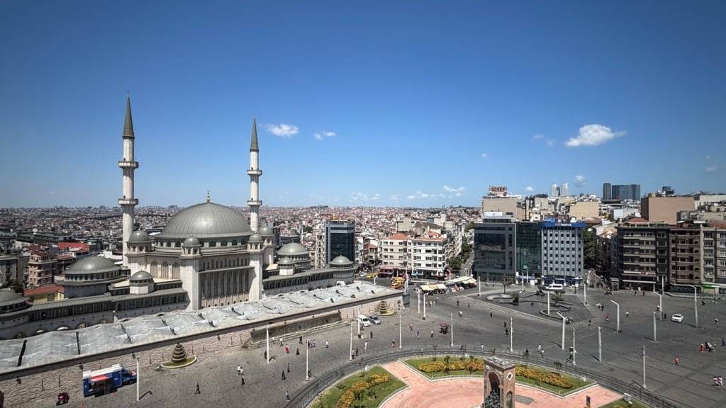 ARCHIV - Moschee und Denkmal der Republik auf dem Taksim-Platz. Foto: Mirjam Schmitt/dpa
