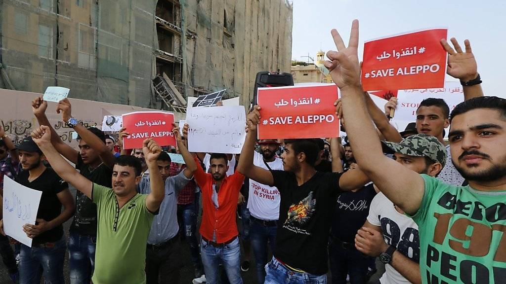 Syrer demonstrieren in Beirut für Frieden in der heftig umkämpften syrischen Aleppo. (Archivbild)