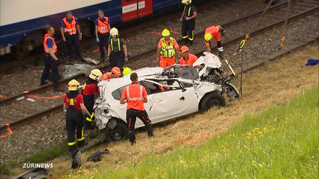 19-Jährige stürzt mit Auto auf Bahngleis