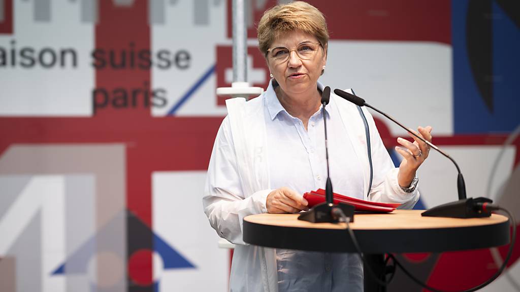 Kann sich olympische Winterspiele in der Schweiz vorstellen: Sportministerin und Bundespräsidentin Viola Amherd in der Maison Suisse in Garten der Schweizer Botschaft in Paris.