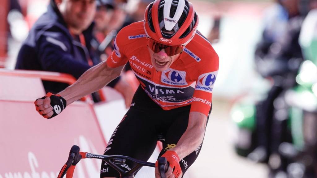 Im roten Trikot des Spitzenreiters: Vuelta-Sieger Jonas Vingegaard am Bola del Mundo