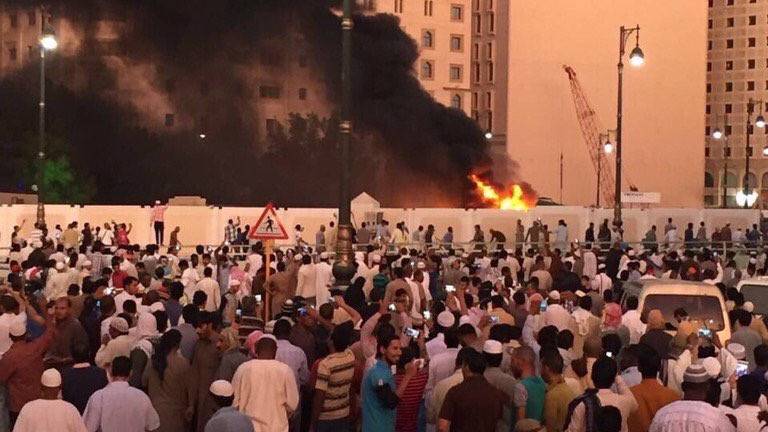 Ein Bild der Explosion bei der Propheten-Moschee in Medina/Saudi-Arabien.