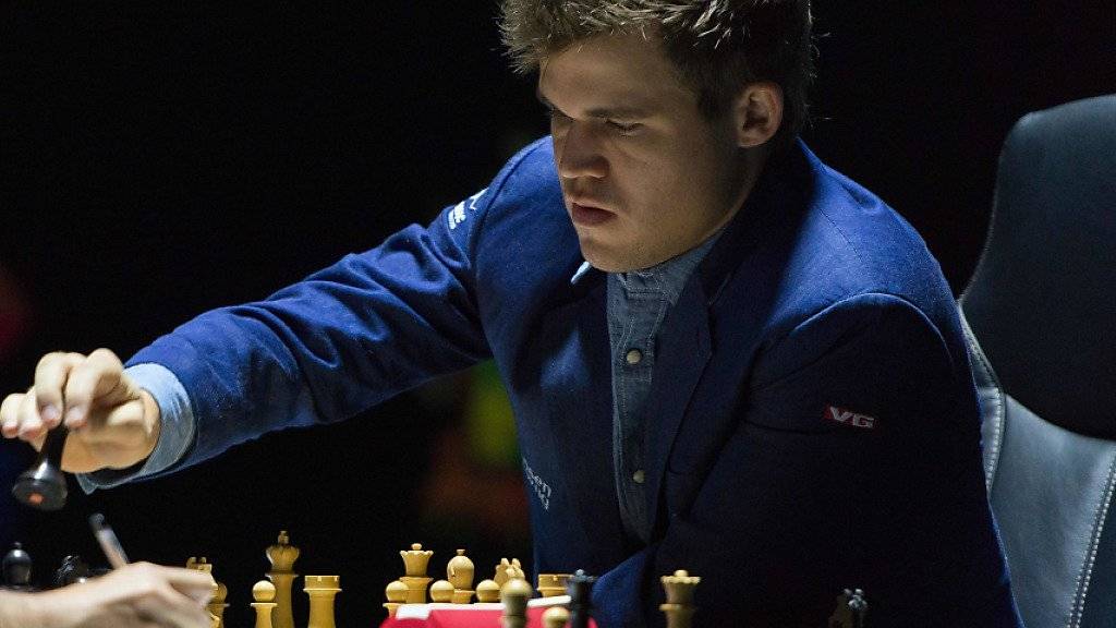Titelverteidiger Magnus Carlsen (rechts) aus Norwegen wird vom russischen Herausforderer Sergei Karjakin weiter stark gefordert