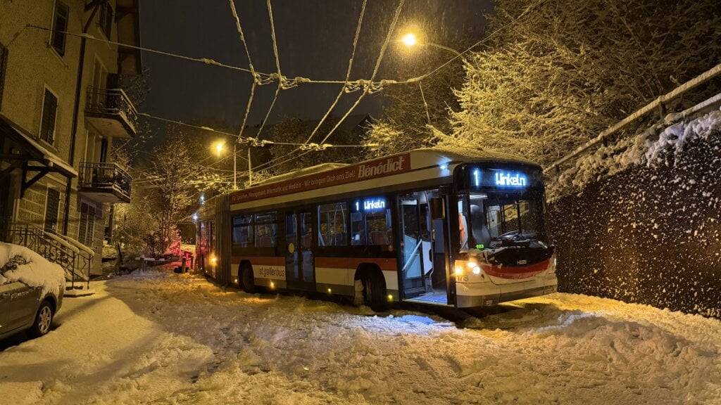 In St. Gallen war für einen Stadtbus nach einem Ausweichmanöver eine Weiterfahrt erst nach einem Einsatz der Berufsfeuerwehr wieder möglich.