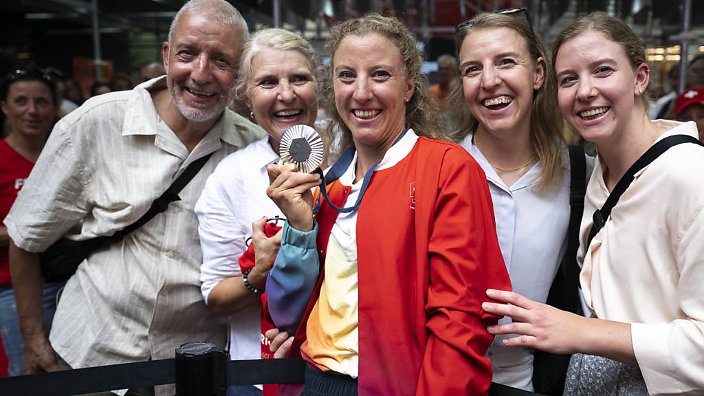 Julie Derron liess sich im Schweizer Haus feiern